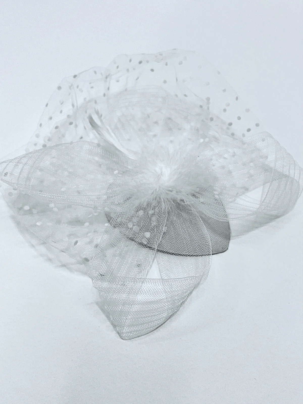 White Feather Mesh Cocktail Hat - Elegant Accessories for Special Occasions