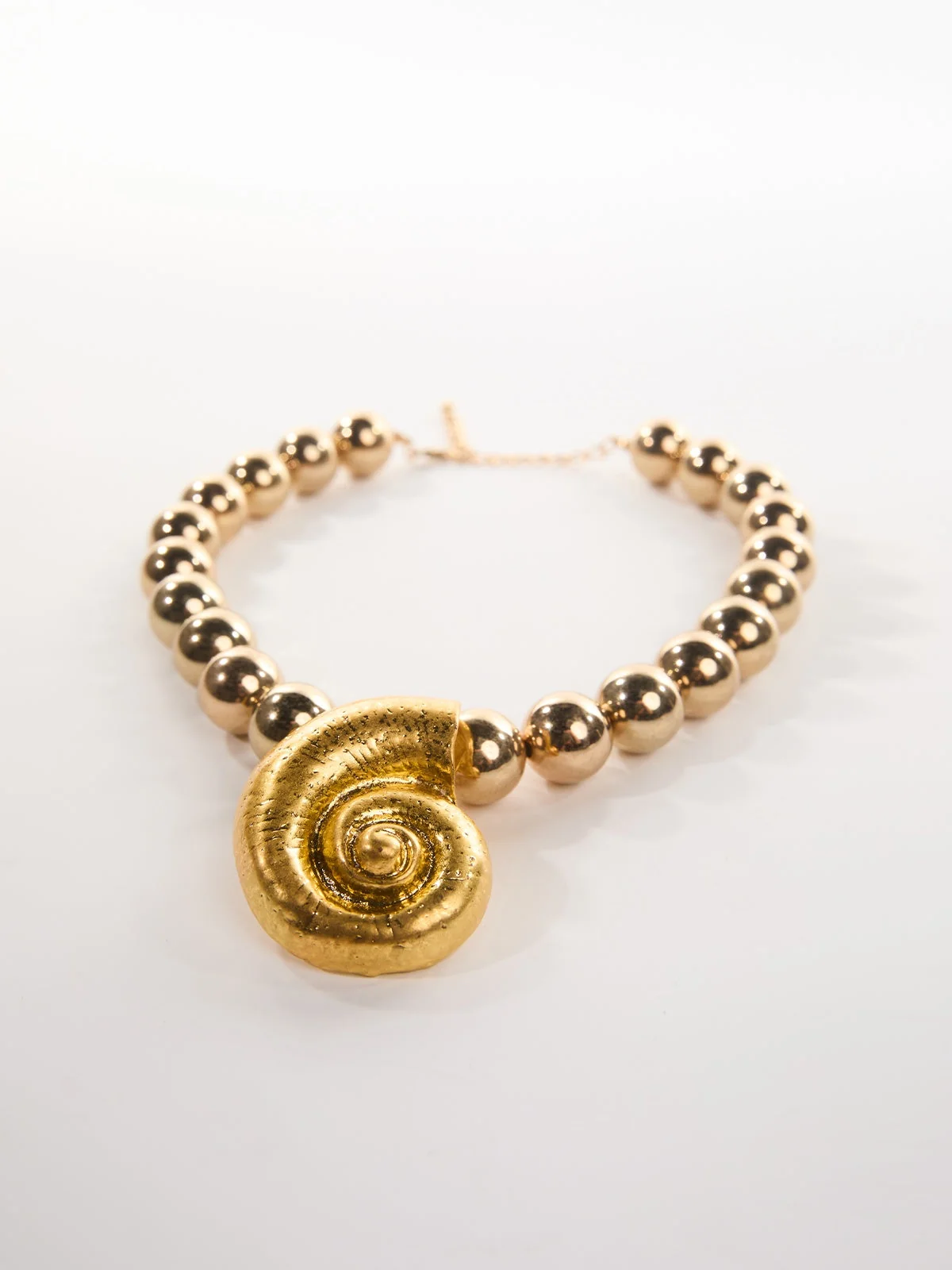 Gold Conch Necklace - Elegant Accessory for Timeless Beauty