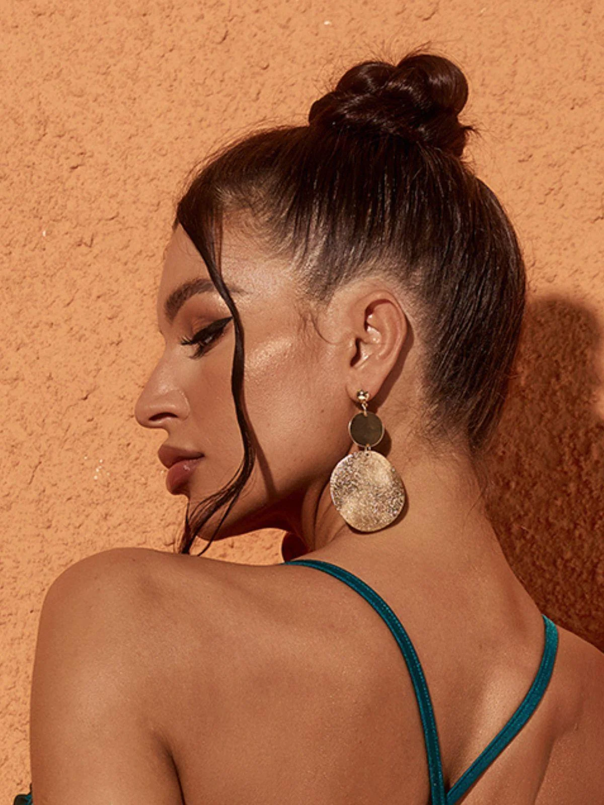 Luxurious Metal Round Earrings - Classic Sophistication