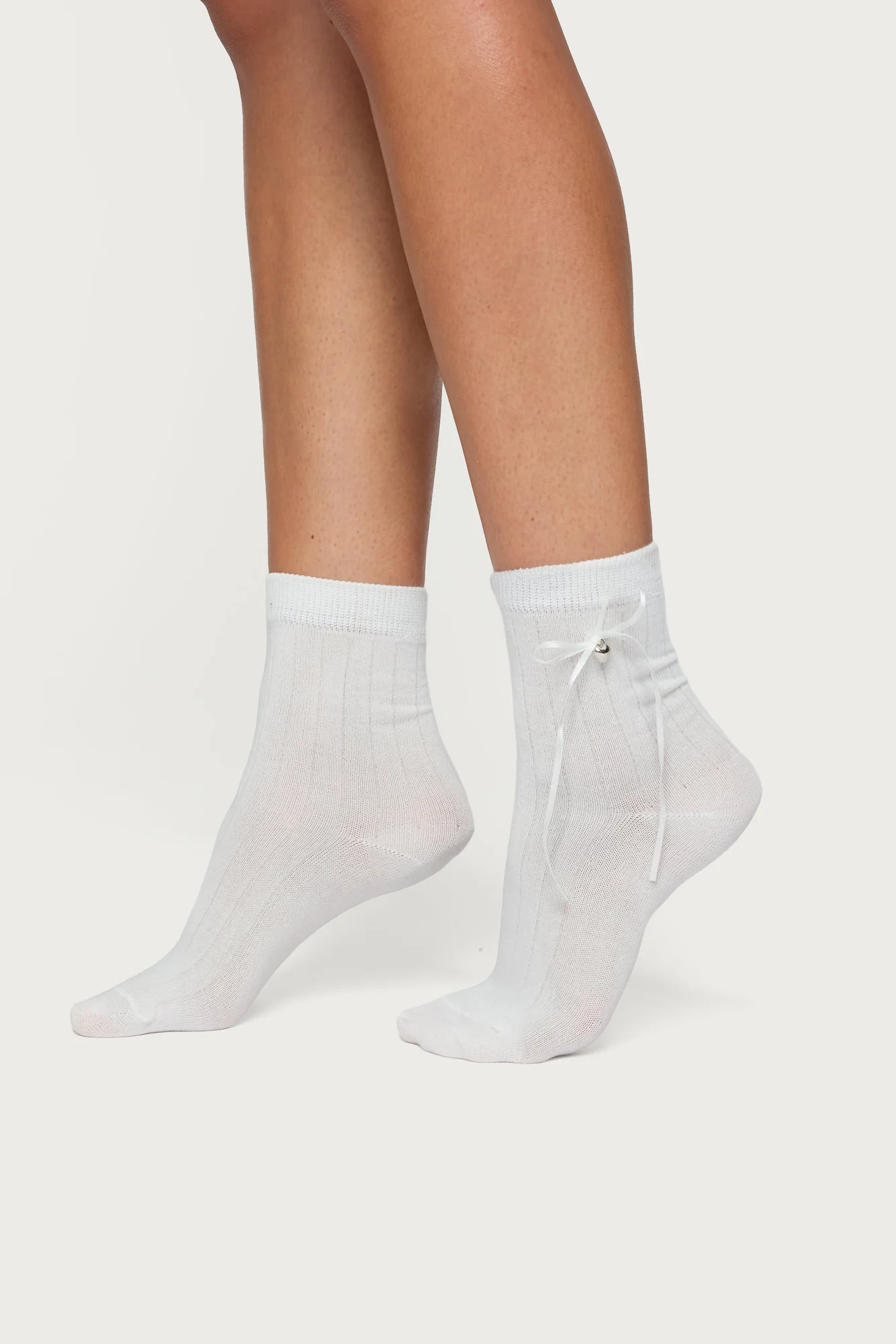 White Ribbon Bow and Heart Charm Detailed Socks - 10.6 Inches