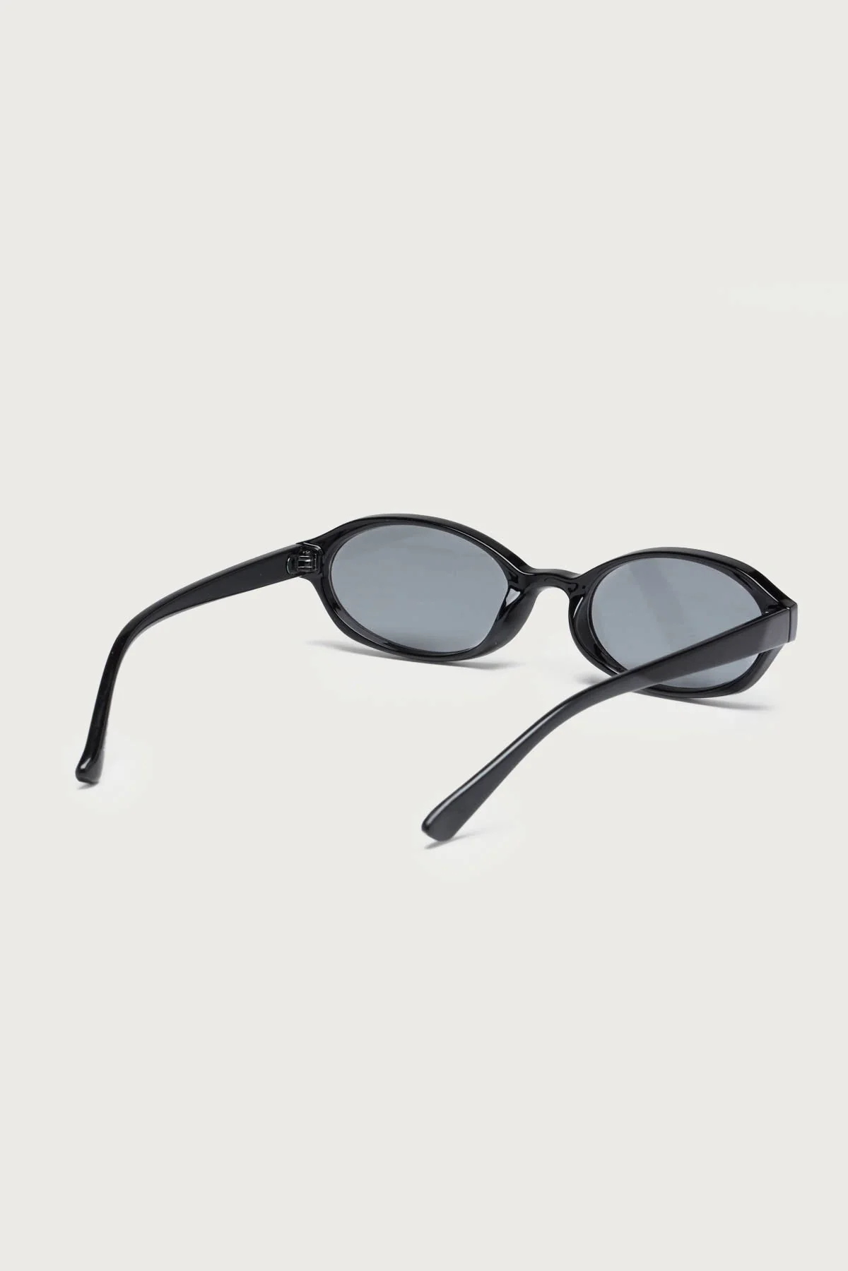 Fashionable Oval Sunglasses with UV Protection