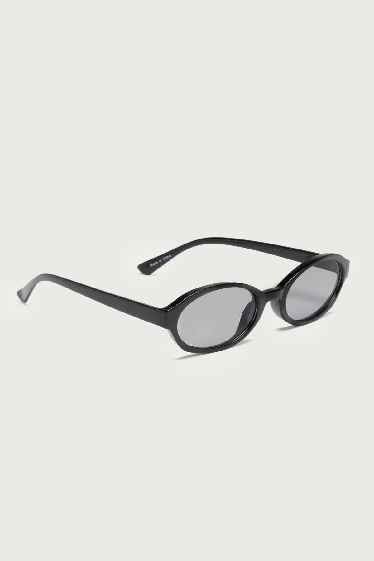 Fashionable Oval Sunglasses with UV Protection