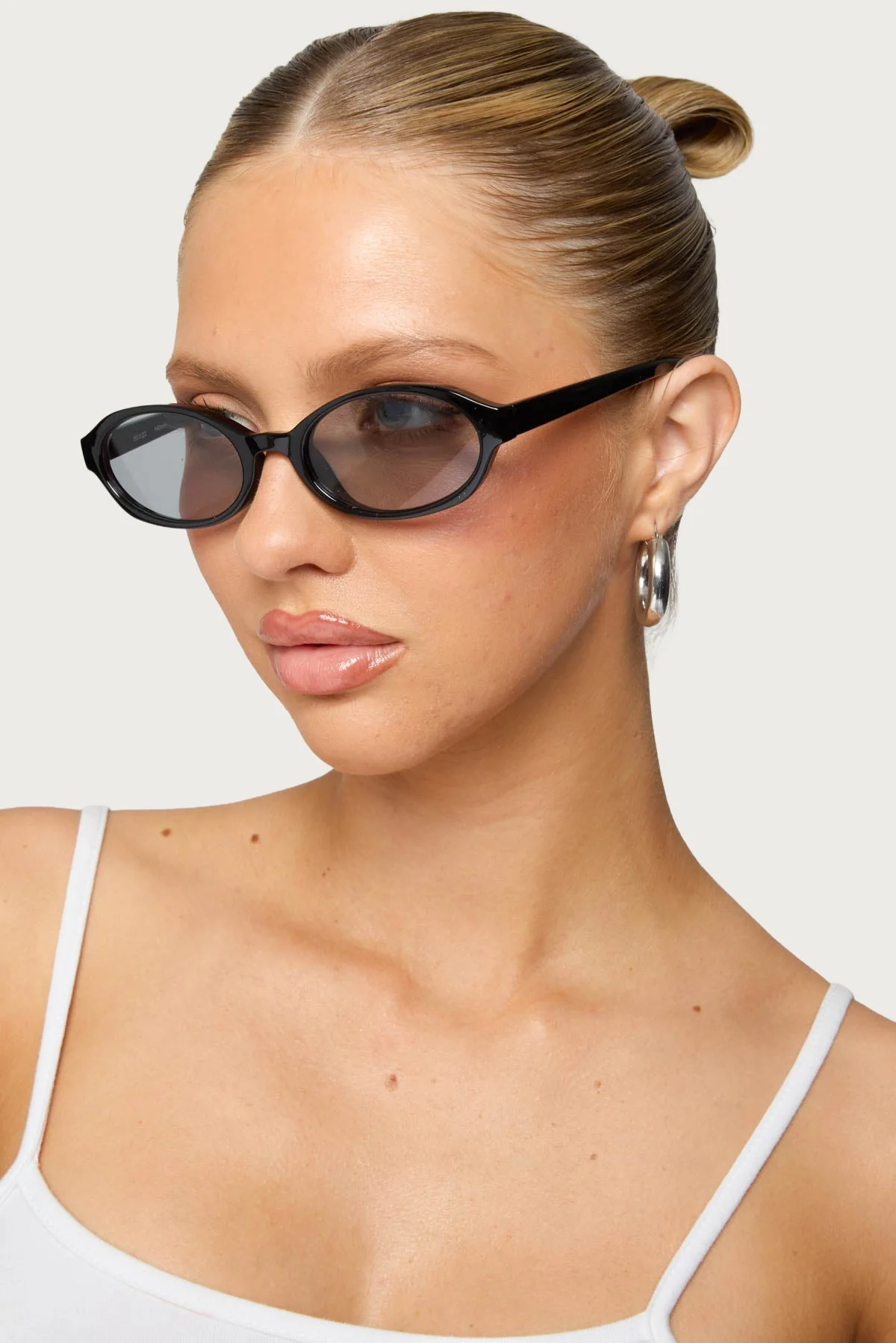 Fashionable Oval Sunglasses with UV Protection