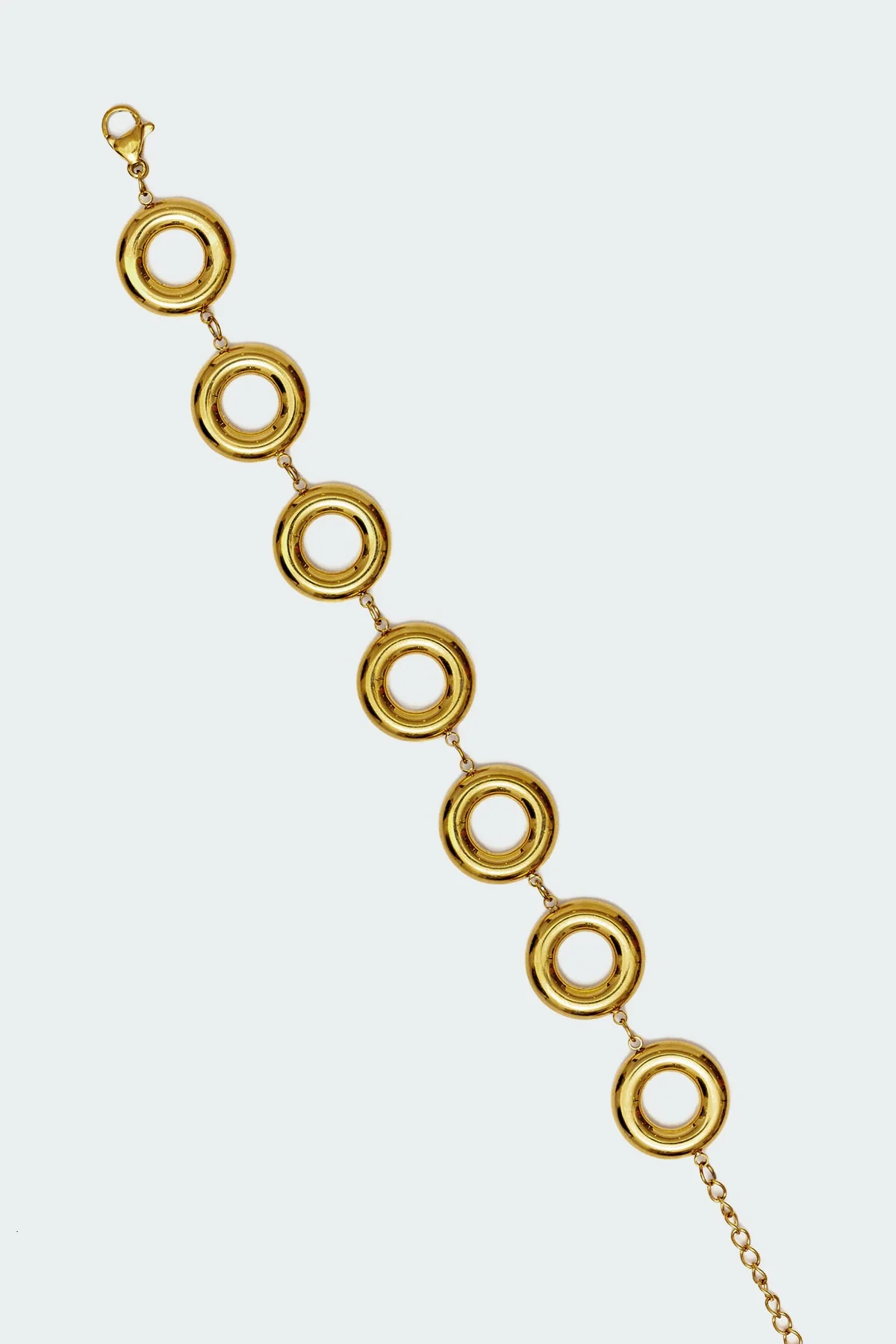 Gold Circle Bracelet Connected - Elegant and Timeless Design