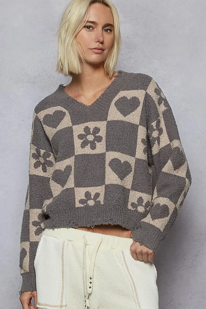 Heart Pattern V-Neck Checkered Sweater in Grey/Cream