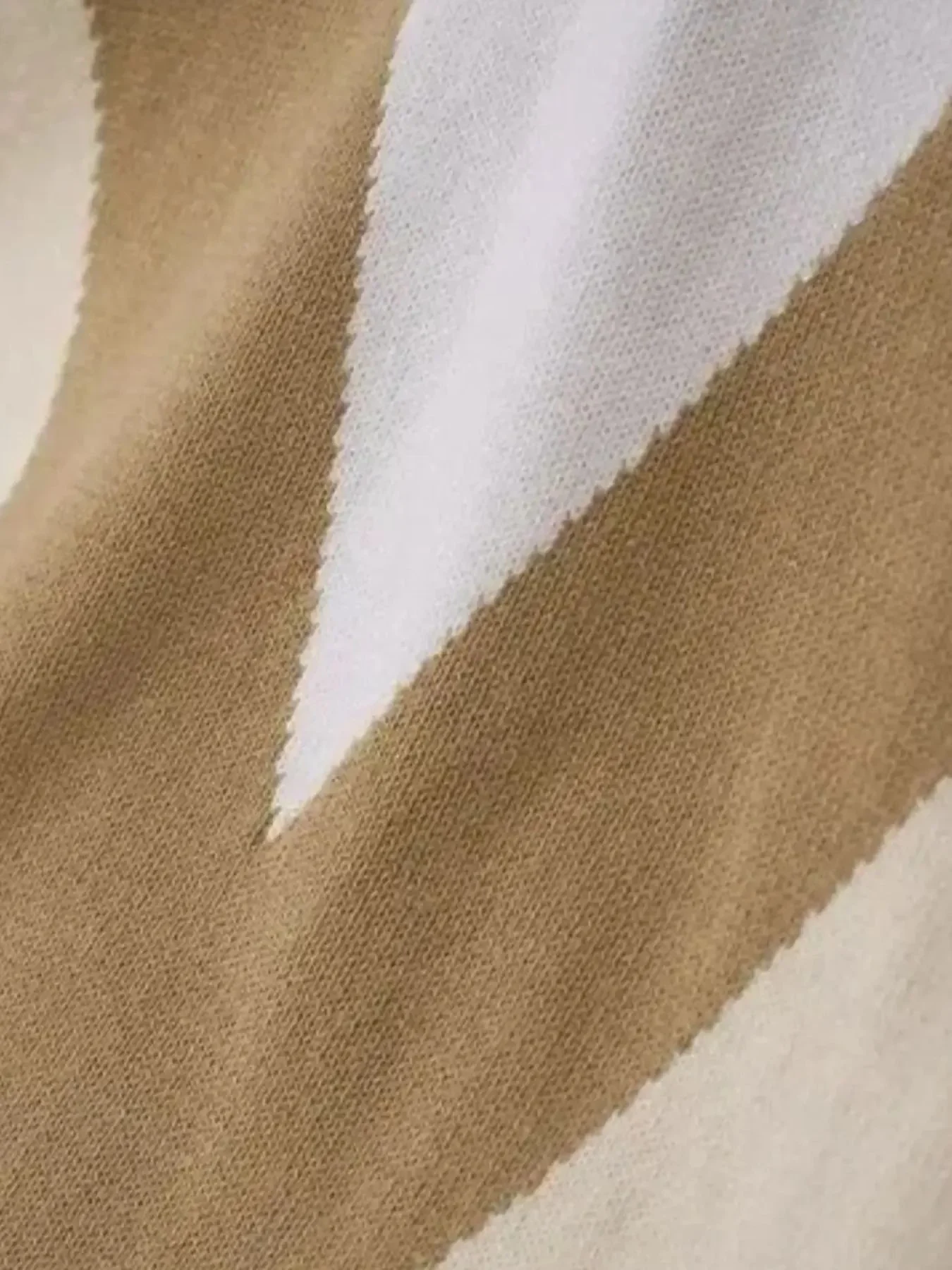 Mens V-Pattern Polo Shirt in Contrast Knit Fabric