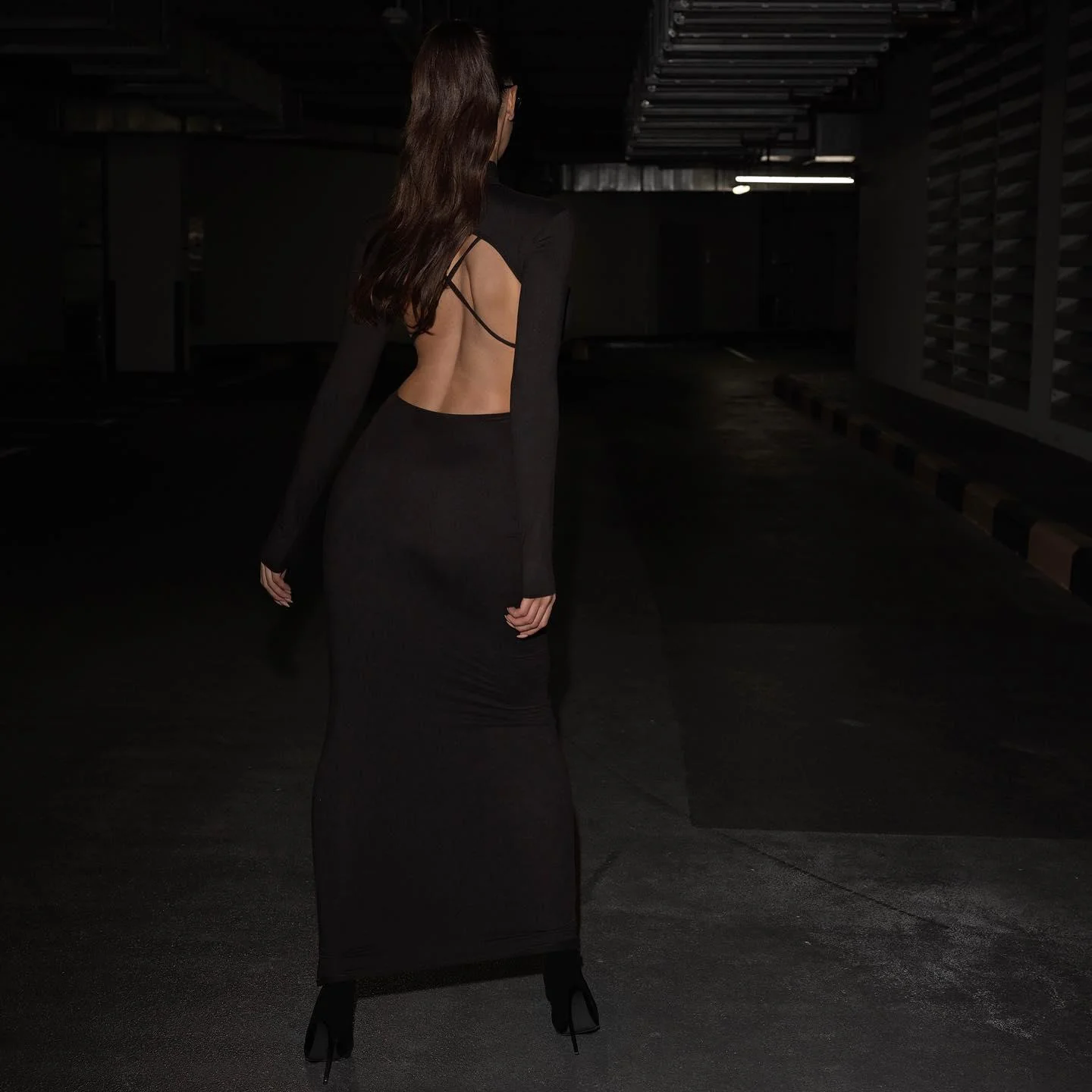 Elegant Black Backless Maxi Dress - Long Sleeve Design