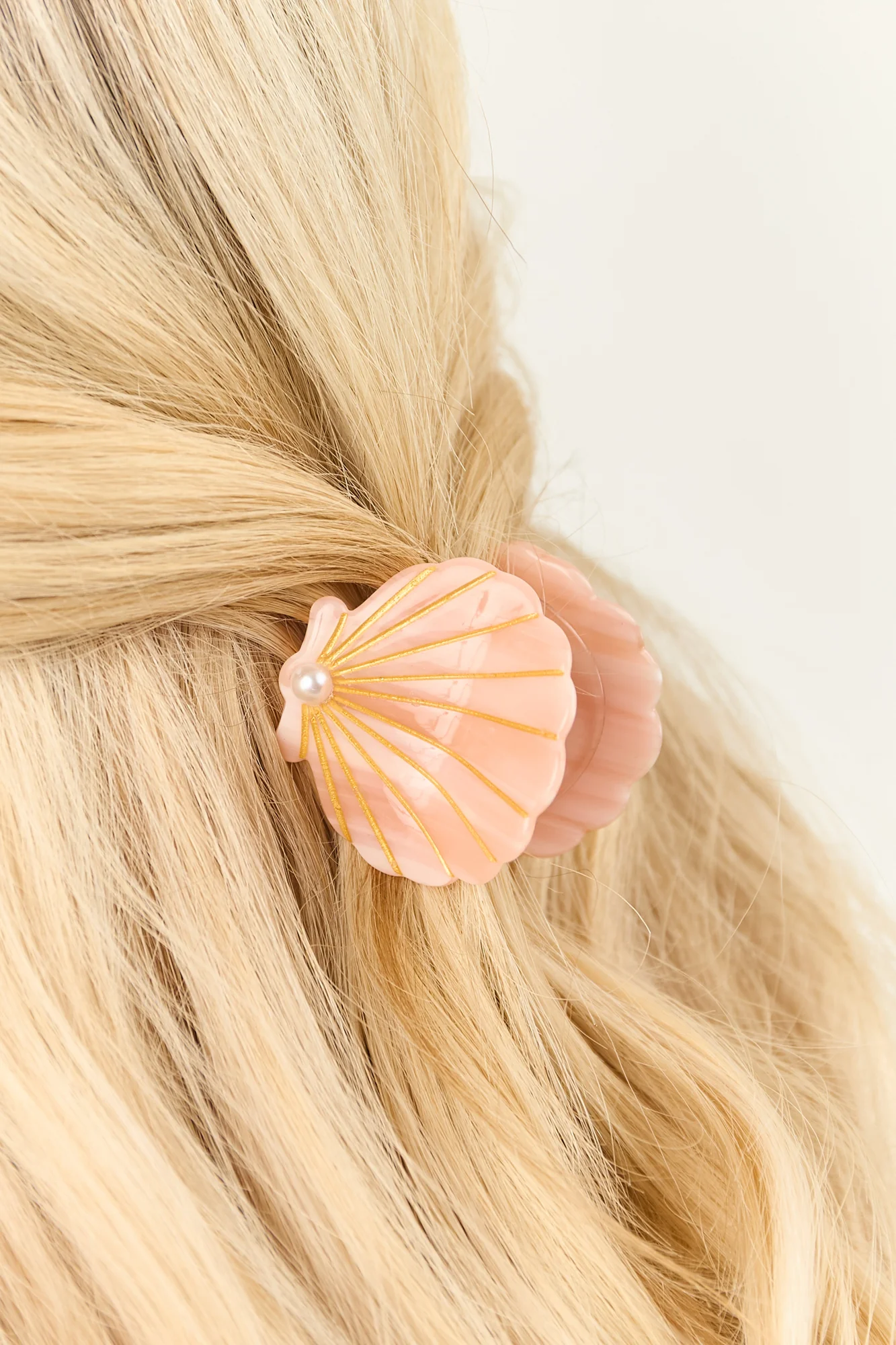 Light Coral Seashell Hair Clip for Summer Style