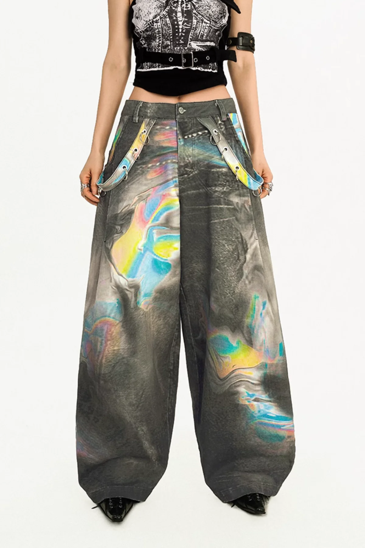 Contemporary Laser-Etched Wide Leg Jeans in Black